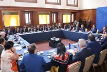 Le secrétaire général du Parti et président de la République Tô Lâm reçoit des experts et des universitaires à l’Université Columbia, à New York, le 23 septembre. Photo : VNA.