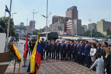 Au pied de la statue du Président Hô Chi Minh située à Caracas au Venezuela, une cérémonie d’offrande de fleurs en son honneur s’est déroulée. Photo : sggp.org.vn