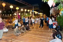 Des visiteurs explorent l'espace du "marché rural" et expérimentent des jeux folkloriques traditionnels dans le cadre du spectacle "L'essence du Nord". Photo : page de fans du spectacle.