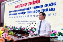 Le président du Comité populaire de la province de Soc Trang, Tran Van Lau, prend la parole. Photo: NDEL