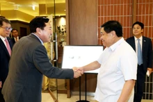 Le ministre du Plan et de l'Investissement, Nguyen Chi Dung (à droite), et Kim Ki-moon, président de la Fédération sud-coréenne des petites et moyennes entreprises (KBIZ). Photo: NDEL