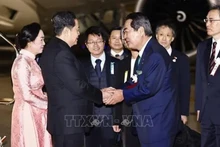 Le sénateur Makino a accueilli le président de l'Assemblée nationale Tran Thanh Man et son épouse à l'aéroport de Haneda. Photo : VNA.