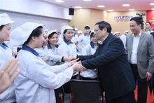Le Premier ministre Pham Minh Chinh visite et formule ses vœux à l'occasion Nouvel An lunaire à des ouvriers, à Hai Duong, le 10 janvier. Photo : VNA.