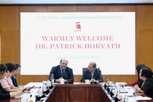 Lors de la rencontre entre les responsables de l’Association d’amitié Vietnam-Autriche et Dr Patrick Horvath, secrétaire général de la Foundation for Scientific Economic Policy (WIWIPOL). Photo: thoidai
