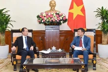 Le vice-ministre permanent des Affaires étrangères Nguyen Minh Vu (droite) et le vice-président de la Commission des Affaires étrangères de l'Assemblée populaire nationale de Chine, Fu Ziying. Photo : VNA.