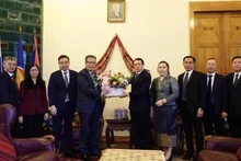 L'ambassadeur Dang Minh Khoi félicite l'ambassadeur du Laos à Moscou, Siphandone Oybuabuddy. Photo: VNA