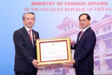 Le vice-Premier ministre et ministre des Affaires étrangères Bui Thanh Son (droite) remet l’Ordre d’amitié à l’ambassadeur chinois sortant Xiong Bo. Photo: VNA