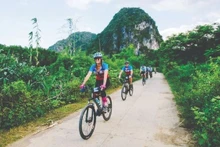 Les touristes américains découvrent le nord du Vietnam. Photo : INTREPID/sggp.org.vn