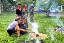 Des visiteurs participent à une séance de fabrication de poterie chez les Mnông. Photo: VOV