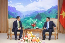 Le Premier ministre Pham Minh Chinh (à droite) recevant le président du groupe Hyosung, Cho Hyun-joon, à Hanoi, le 14 octobre. Photo : VNA.