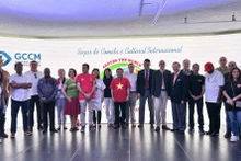Lors de la Foire culinaire et culturelle internationale organisée par le Groupe des épouses des chefs de missions. Photo : baoquocte