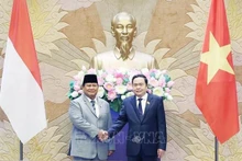 Le président de l’Assemblée nationale Trân Thanh Mân (à droite) et le président élu indonésien Prabowo Subianto se serrent la main, à Hanoi le 14 septembre. Photo : VNA.