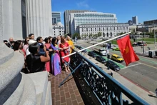 Le drapeau vietnamien flotte fièrement dans le ciel de San Francisco. Photo: baoquocte