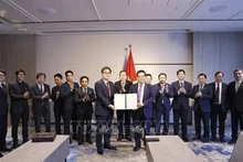 Le président de l'Assemblée nationale, Trân Thanh Mân, assiste à l'échange d'un protocole d'accord de coopération en matière de formation éducative entre l'Université d'Hiroshima (HU) et le groupe Sovico. Photo : VNA.