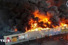 Un incendie s'est déclaré le 12 mai vers 04h00 dans un centre commercial dans la rue Marywilska, à Varsovie, en Pologne, où de nombreux Vietnamiens possèdent des stands commerciaux. Photo : VNA.