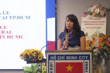 Christina Le, consule générale adjointe par intérim des États-Unis à Hô Chi Minh-Ville prend la parole. Photo: HUFO