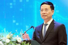 Le ministre vietnamien de l’Information et de la Communication, Nguyên Manh Hung, s'exprime lors du débat. Photo: VNA