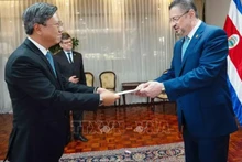 L'ambassadeur du Vietnam à Cuba, également au Costa Rica, Le Quang Long présente ses lettres de créances au président du Costa Rica, Rodrigo Chaves Robles. Photo : VNA.