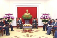Le permanent du secrétariat du Parti communiste du Vietnam Luong Cuong a reçu mardi matin 8 octobre à Hanoï l'ambassadeur chinois He Wei. Photo : VNA