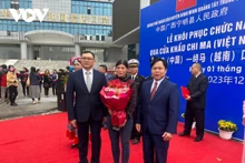 Les touristes à la une paire de portes frontalières Chi Ma (Vietnam) - Ai Diem (Chine). Photo : VOV