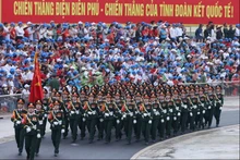 Défilé militaire marquant le 70e anniversaire de la Victoire de Dien Bien Phu. Photo : VNA.