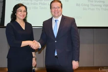 La vice-ministre vietnamienne de l’Industrie et du Commence, Phan Thi Thang (à gauche), et Ville Tavio, ministre du Commerce extérieur et du Développement de la Finlande. Photo: congthuong