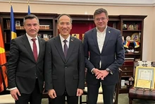 Le président de la province de Iasi, Costel Alexe et le maire de la ville de Iasi, Mihai Chirica ont reçu l'ambassadeur Do Duc Thanh (au milieu). Photo: baoquocte