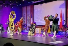 Une performance artistique lors de la célébration du 79e anniversaire de la Révolution d’août (19 août) et de la Fête nationale (2 septembre), en France Photo : VNA