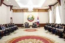 Le ministre de l’Industrie et du Commerce Nguyên Hông Diên rencontre le Premier ministre lao Sonexay Siphandone. Photo : VNA.