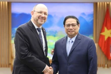 Le Premier ministre Pham Minh Chinh (à droite) reçoit l'ambassadeur de Suisse au Vietnam Thomas Gass en avril 2023. Photo : 2023