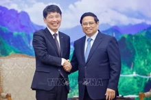 Le Premier ministre Pham Minh Chinh (à droite) serre la main du gouverneur de la préfecture de Gunma, Yamamoto Ichita. Photo : VNA.