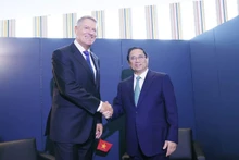 Le Premier ministre Pham Minh Chinh rencontre le président roumain Klaus Iohannis au siège des Nations unies à New York (États-Unis). Photo : VNA