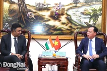 Le président du Comité populaire de la province de Dong Nai, Vo Tan Duc (à droite), et le consul général d’Inde à Hô Chi Minh-Ville, Madan Mohan Sethi, Photo: baodongnai