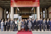 Le président de l'Assemblée nationale, Tran Thanh Man (premier rang, 9e à partir de la gauche), et les invités. Photo : VNA.
