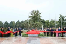 Lors de la cérémonie de remise d’une maquette du temple de Borobudur. Photo: CTTĐT Bac Ninh