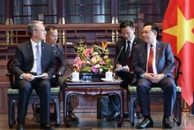 Le Président de l’Assemblée nationale du Vietnam (ANV) Vuong Dinh Huê (à droite) et le directeur général de PowerChina, Wang Bin. Photo : VNA.