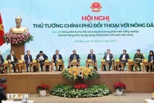 Le Premier ministre Pham Minh Chinh (au centre) préside le dialogue avec les agriculteurs en 2023 Photo : VNA.