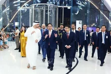 Le Premier ministre Pham Minh Chinh visitant le Musée du futur, un monument consacré aux démarches innovantes scientifiques et futuristes, situé dans le quartier financier Financial district de Dubaï, aux Émirats arabes unis. Photo : VNA.