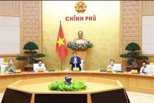 Le Premier ministre Pham Minh Chinh (au centre) préside la réunion régulière du gouvernement, à Hanoi, le 1er juin. Photo : VNA.