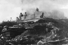 Le 31 mars : nos unités d’assaut attaquent l’ennemi sur la colline A1. Photo : VNA.