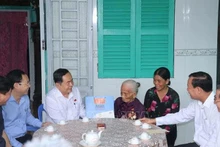 Le président de l'Assemblée nationale Trân Thanh Mân (3e à gauche) offre des cadeaux à la Mère héroïne Trân Thi Hai, domiciliée dans le quartier de Phu Thu, arrondissement de Cai Rang. Photo : VNA.