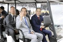 Le PDG du groupe mondial de VinFast, Pham Nhat Vuong, a lui-même conduit le Président Joko Widodo lors de sa visite du complexe. Photo : VNA.