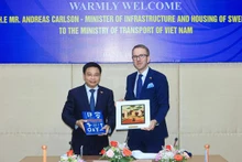 Le ministre vietnamien du Transport et des Communications, Nguyen Van Thang (à gauche), et le ministre suédois de l'Infrastructure et du Logement, Andreas Carlson. Photo: VGP