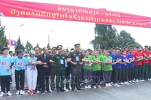 Les jeunes officiers des forces de protection des frontières du Vietnam et du Laos participent à une course. Photo: VNA