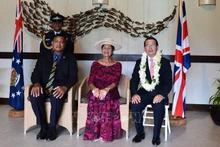 L'ambassadeur vietnamien en Nouvelle-Zélande Nguyen Van Trung (à droite) et représentant du roi Charles III aux Îles Cook (à droite). Photo : VNA.