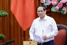 Le Premier ministre Pham Minh Chinh préside la réunion entre la permanence du gouvernement et les représentants des ministères et des secteurs, à Hanoi, le 16 août. Photo : VNA.
