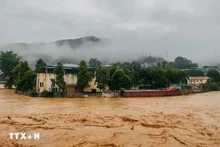 Le typhon Yagi et sa circulation ont déclenché des pluies torrentielles dans toute la région du Nord, en particulier dans les provinces montagneuses du Nord du Vietnam, entraînant de lourdes pertes en vies humaines et en biens et affectant gravement les activités économiques et la vie des populations. Photo : VNA.