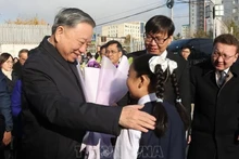 Le secrétaire général du Parti communiste du Vietnam et président Tô Lâm s’est rendu ce mardi matin 1er octobre à l’École Hô Chi Minh à Oulan-Bator. Photo : VNA.