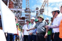 Le Premier ministre sur le chanteir de la centrale thermique de Quang Trach I. Photo : VNA