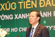 Phan Van Mai, membre du Comité central du Parti et président du Comité populaire de Hô Chi Minh-Ville, prend la parole. Photo: hcmcpv.org.vn